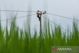 Instalasi jaringan program listrik desa