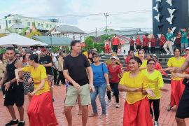Wisatawan mancanegara ikut bergoyang meriahkan pembukaan Festival Pesona Meti Kei di Malra