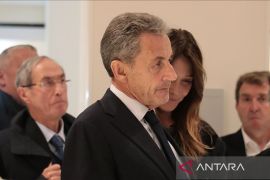 Pengadilan Prancis izinkan eks presiden Sarkozy dilepas dari penjara