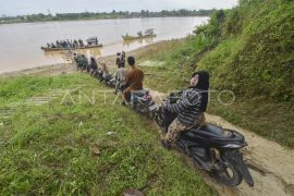 Penyeberangan sepeda motor warga DAS Batanghari