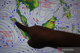 Waspada hujan petir di mayoritas wilayah Indonesia