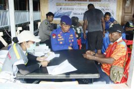 Polda Papua gandeng "Dokter Share"periksa kesehatan warga  Argapura Kota Jayapura