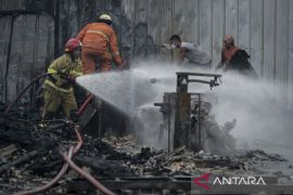 Kebakaran lapak limbah di Tangerang