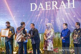 Komitmen Majukan Kebudayaan, Gubri Abdul Wahid Raih Anugerah Kebudayaan Indonesia 2025 Dari Kemenbud