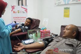 Polres Bekasi menggelar donor darah memperingati hari jadi ke-74 Humas Polri