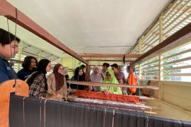 Mahasiswa UIN Ar-Raniry belajar tenun songket Aceh