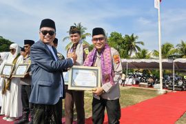 Hari Santri, Kapolres Lombok Tengah dapat penghargaan dari Kemenag NTB