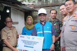 30 warga prasejahtera di Lahat terima bantuan sambungan listrik gratis