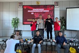 Polres Manggarai mengumpulkan belasan kantong darah saat HUT Humas Polri