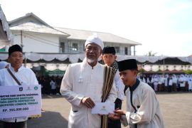 Ratusan santri di Lombok Tengah dapat bantuan dari Baznas