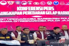 Ditresnarkoba Polda Kalsel tampilkan 98 kg sabu dan 80.265 ekstasi di Bareskrim Polri