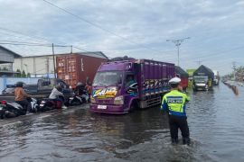 Polres Demak rekayasa lalu lintas akibat banjir Jalan Pantura