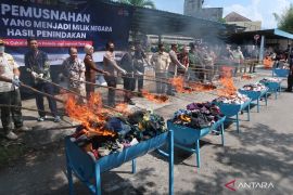 Bea Cukai Mataram musnahkan 6,86 juta batang rokok ilegal