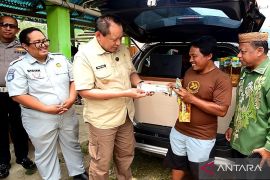 Gubernur Gorontalo beri bonus bagi warga bayar PKB saat pasar murah