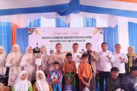 Angkasa Pura Salurkan CSR untuk Pendidikan dan Penghijauan Pekanbaru