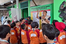 Sekolah Alam Indonesia belajar pilah dan daur ulang sampah di Kampung Merdeka Alfamidi