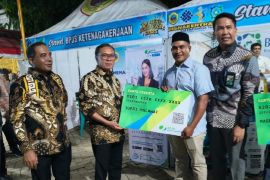 BPJS Ketenagakerjaan serahkan kartu kepesertaan pada HUT ke-35 Halmahera Tengah