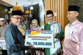 Wawako Maigus Nasir serahkan dana operasional triwulan III tahun 2025 Ketua RT/RW Kecamatan Padang Barat