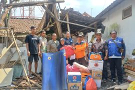 BPBD Probolinggo berikan bantuan korban terdampak angin kencang