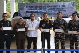 PT Semen Padang Bantu Bea Cukai Riau Musnahkan Rokok Ilegal Senilai Rp12,8 Miliar