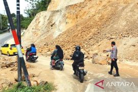 Polisi mengimbau pengendara waspadai tanah longsor di Bone Bolango