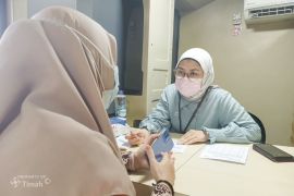 Ratusan warga Mentok antusias berobat gratis di Mobil Sehat Timah