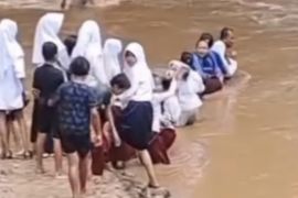 Pemprov Banten respon cepat viral pelajar ke sekolah seberangi sungai