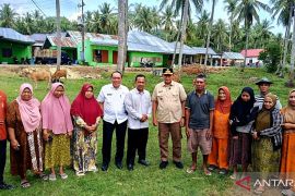 Gubernur Gorontalo salurkan bantuan ternak sapi di tiga kecamatan