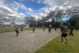 Satgas TNI Yonif 521/DY mendorong pengembangan voli di Bolakme Jayawijaya