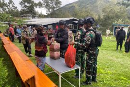 Satgas TNI Yonif 511/DY memperkuat komsos dengan warga Pirime Lanny Jaya