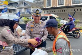 Polantas Menyapa, Ditlantas Babel bagikan hasil ketahanan pangan dan sembako ke warga