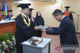 Hendri Agustian tuntaskan sidang doktor ilmu hukum dengan predikat cumlaude