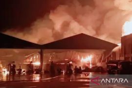 Petugas Damkar padamkan kebakaran gudang limbah Karawang selama delapan jam