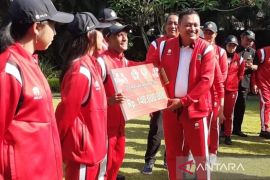 Pemkab Gianyar serahkan Rp8,7 miliar bonus Porprov 2025