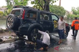 Sebuah minibus terperosok di Kali Daan Mogot Jakarta Barat