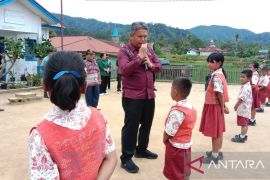 Kunjungi sekolah di Simangumban, Wabup Deni : Siswa harus cerdas berkarakter unggul