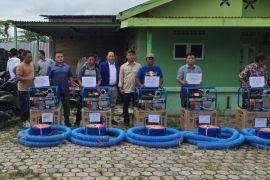 Anggota DPRD Sergai Irwanto serahkan 10 unit pompa air untuk petani