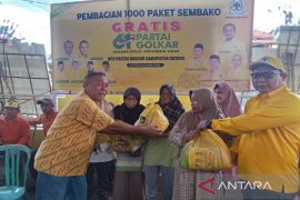 DPD Golkar gelar pembagian paket sembako dan kesehatan gratis