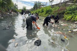 Indonesia launches nationwide waste cleanup drive