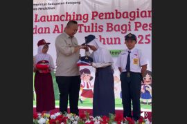 Bupati salurkan bantuan seragam dan alat tulis gratis kepada ribuan pelajar