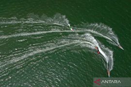 Lomba balap perahu tradisional katinting warnai perayaan HUT ke-356 Sulsel di Makassar