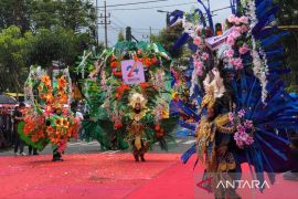 Pemkot Batu kenalkan potensi alam lewat Art Flower Carnival
