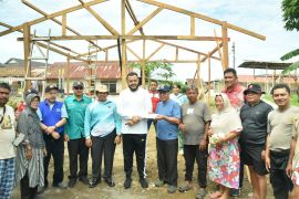 Wako Fadly Amran tinjau proses pembangunan Poskamling Gunung Sago