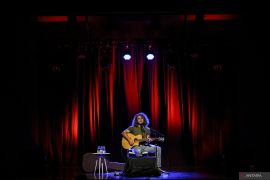 Penyanyi genre folk Boaz Roelevink hibur penggemar di Erasmus Huis