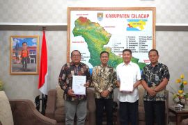 Bank Jateng salurkan bantuan budidaya maggot di Cilacap