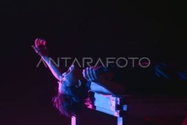 Pementasan teater di gedung kebudayaan terbengkalai Page 1 Small