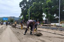 Satbrimob Polda Sulteng bantu warga terdampak banjir di Kabupaten Tolitoli