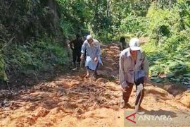 Polda Kalsel kumpul data dugaan korupsi pembangunan jalan desa