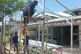 Narapidana Lapas Padang mampu kerjakan atap kanopi berkat pembinaan