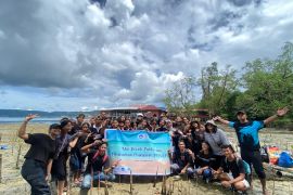 Mahasiswa Unpatti tanam 300 anakan mangrove jaga ekosistem pesisir Ambon